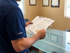Kennisbank 8 Professionele schoonmaaksupervisor houdt certificeringsdocumenten en kwaliteitscontrolelijst vast in modern kantoor